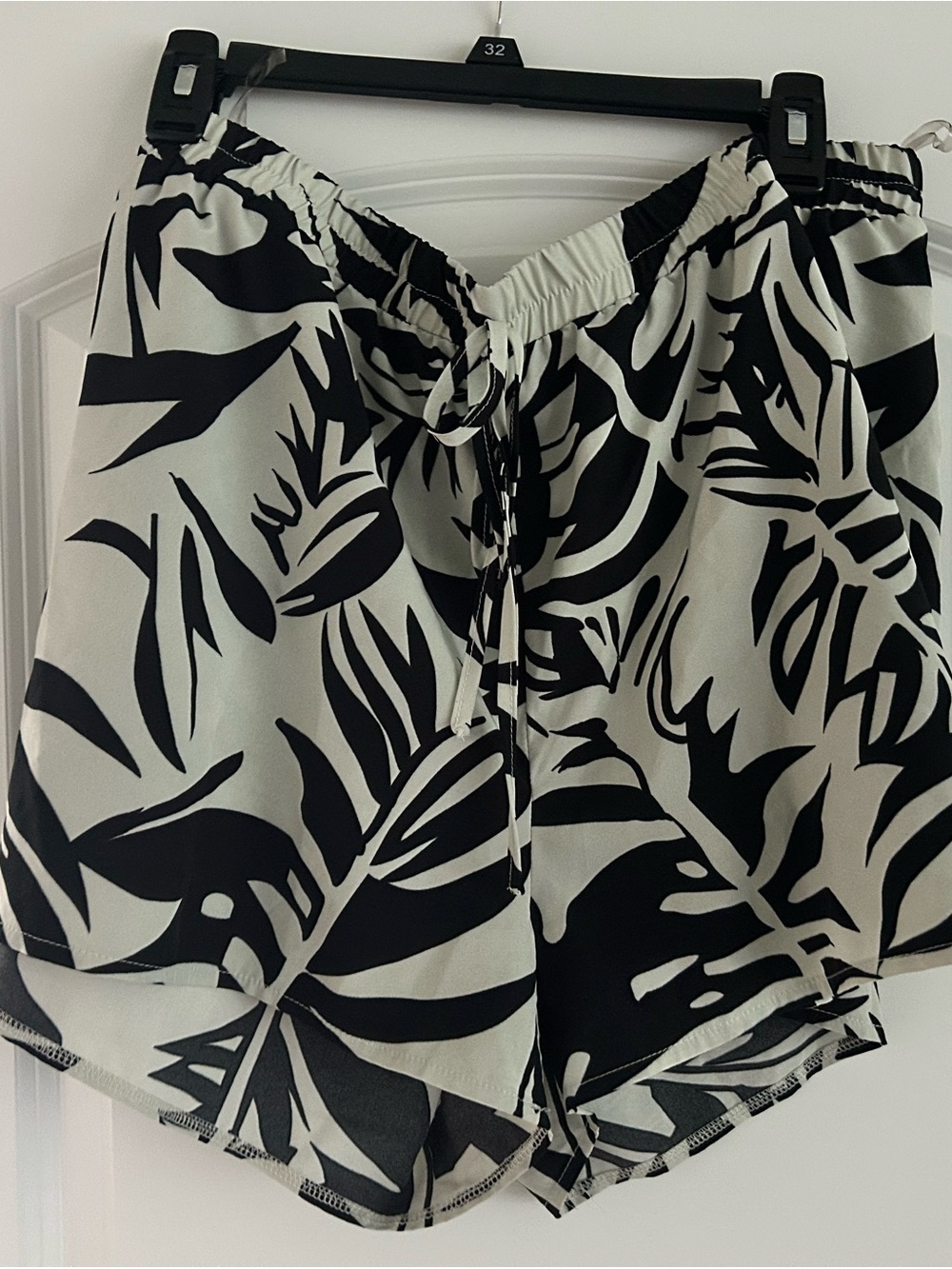 SHEIN Black and White Tropical Print Women’s Shorts
